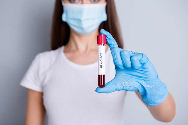 foto de senhora doc clínica hospital exame de virologia segurar análise sondagem de sangue teste covid