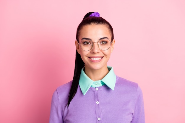 Foto de senhora encantadora rabo de cabelo penteado sorriso dentuço usar óculos cardigan violeta isolado cor de fundo rosa