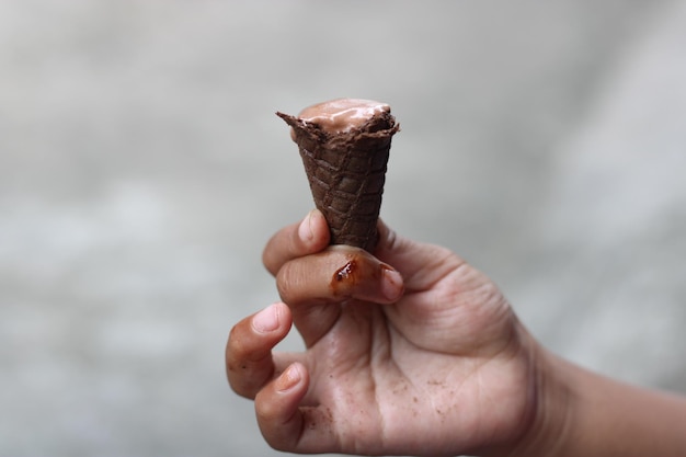 Foto de sorvete de chocolate na mão