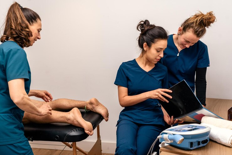 Foto foto de stock de duas mulheres que trabalham em uma clínica de fisioterapia