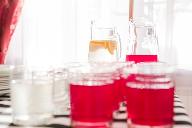 Foto de suco de cranberry em uma mesa de buffet