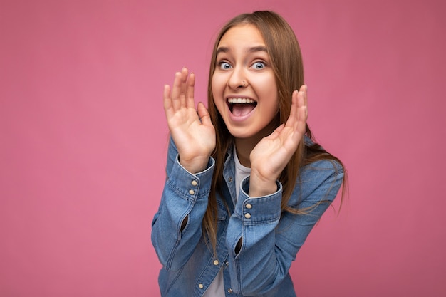 Foto de surpresa emocional positiva impressionou jovem atraente loira escura com emoções sinceras