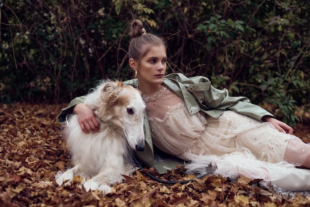 Foto de tipo de moda de uma mulher elegante com um cachorro