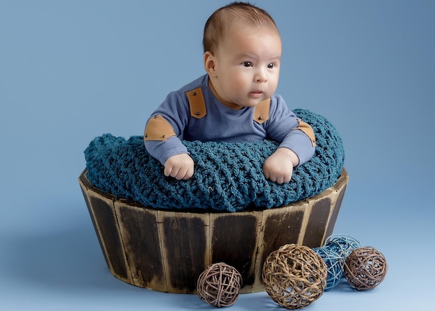 Foto foto de um bonito bebê asiático de 1 mês com um cobertor