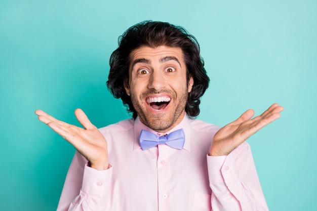 Foto de um cara surpreso e animado com a boca aberta, isolada em um fundo de cor turquesa pastel