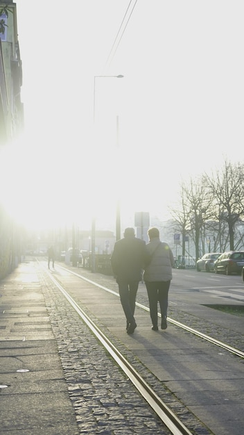 Foto de um casal de idosos alegre durante uma caminhada ao ar livre em Oporto, Portugal