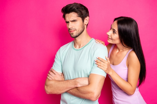 Foto de um casal engraçado culpando a senhora por trair em pé, zangado e louco, esperando, desculpando-se, usar roupas casuais isolado fundo de cor rosa vibrante