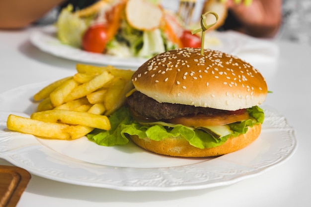 Foto de um delicioso hambúrguer com batata frita para o cardápio do restaurante