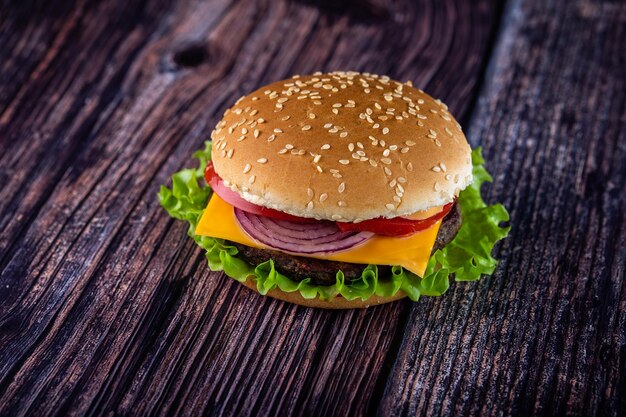 Foto de um delicioso hambúrguer suculento em um belo fundo