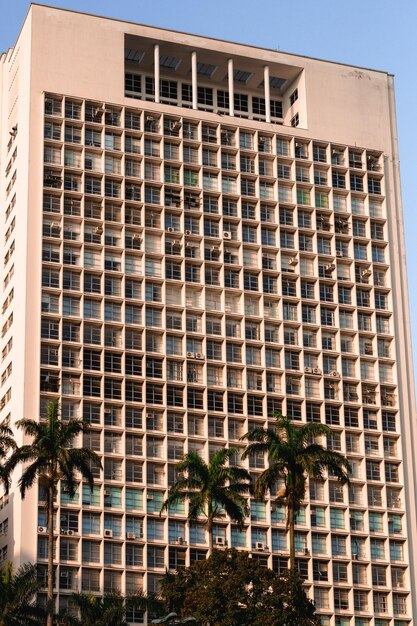 Foto foto de um edifício perto de palmeiras foto