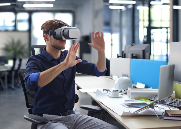 Foto de um engenheiro usando um headset VR em um novo prédio Mude a maneira como você vê e vivencia o mundo