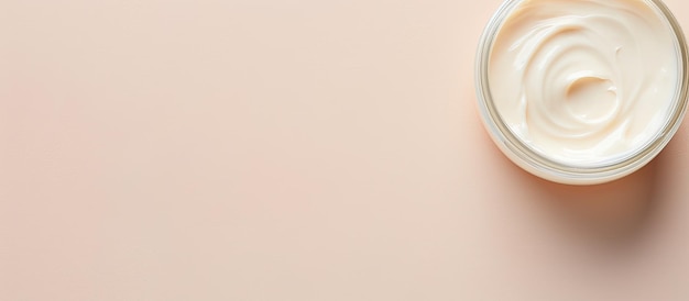 Foto de um frasco de creme em uma mesa com espaço vazio para texto ou outros elementos com espaço para cópia