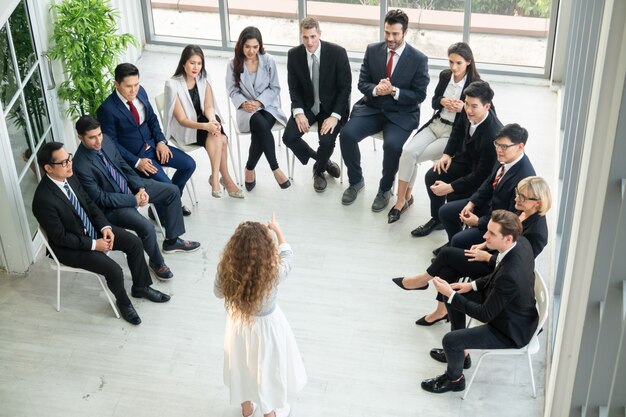 Foto de um grupo de empresários discutindo em um escritório