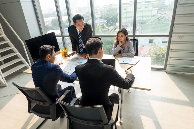 Foto de um grupo de empresários discutindo em um escritório