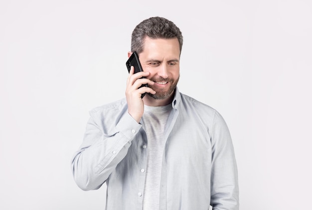 foto de um homem alegre tendo uma chamada de comunicação um homem tem uma chamada de comunicação por telefone isolado no fundo do estúdio um homem com uma chamada de comunicação em estúdio uma chamada de comunicação de um homem