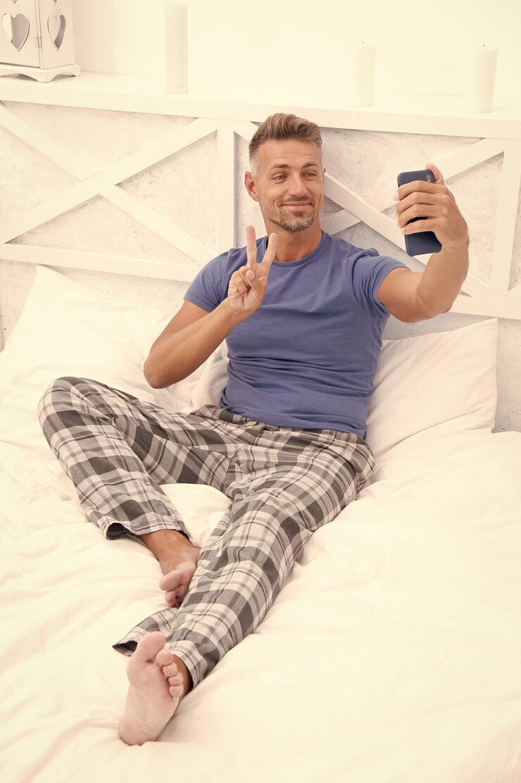 Foto foto de um homem blogueando com telefone em casa paz blogueando um homem com telefone no quarto