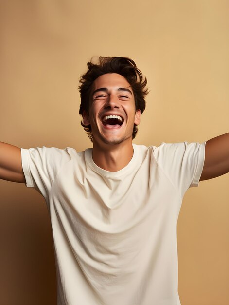 Foto foto de um homem celebrando o sucesso e expressando felicidade com um grande sorriso no rosto