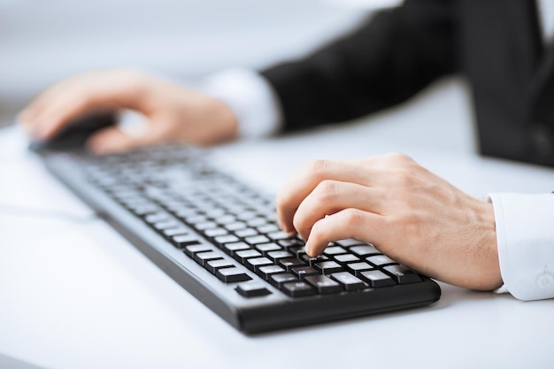 foto de um homem com as mãos digitando no teclado