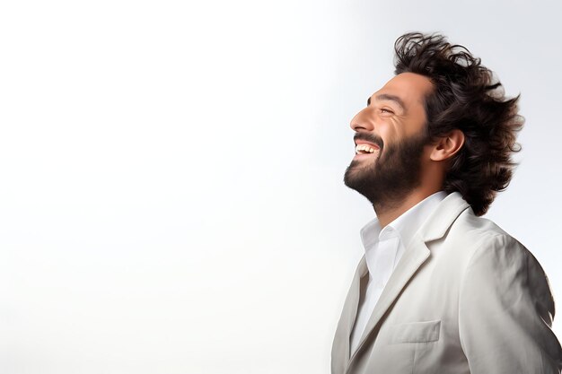 Foto de um homem feliz em fundo branco de estúdio