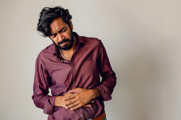 Foto de um homem indiano com mais de trinta anos de experiência