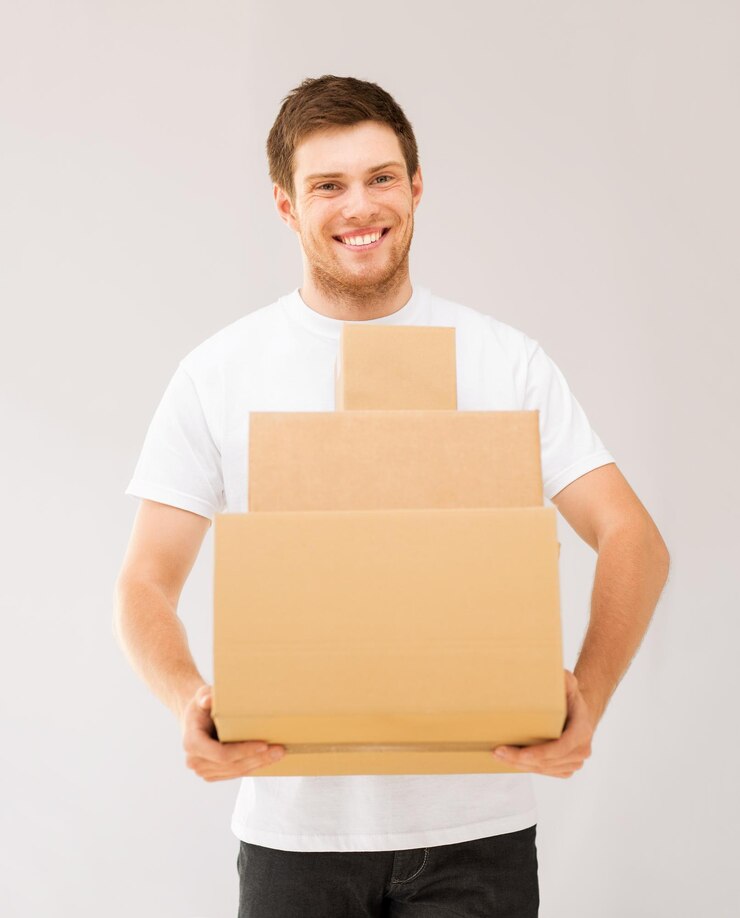 Foto foto de um homem sorridente carregando caixas de papelão
