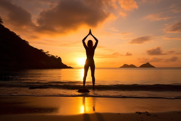 Foto de um instrutor de ioga em uma praia ao nascer do sol