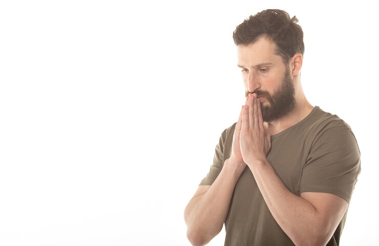 Foto de um jovem barbudo vestido casualmente isolado