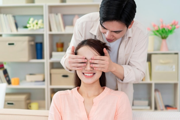 Foto de um jovem casal asiático em casa