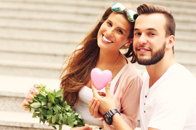 Foto foto de um jovem casal romântico em um encontro na cidade