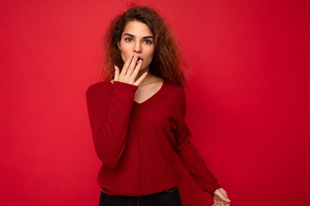 Foto foto de um jovem chocado e espantado com uma morena atraente e encaracolada com emoções sinceras vestindo roupas casuais