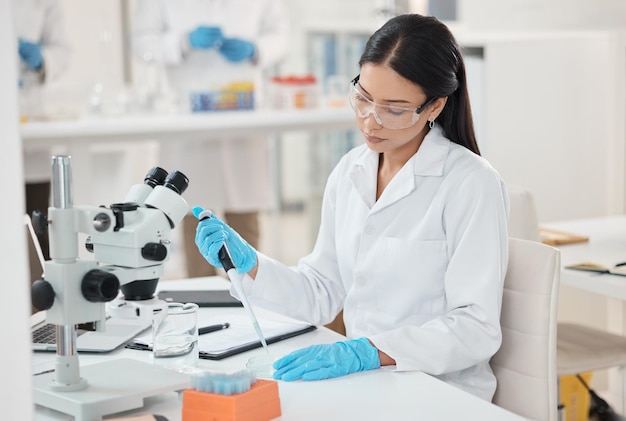 Foto de um jovem cientista trabalhando com amostras em um laboratório