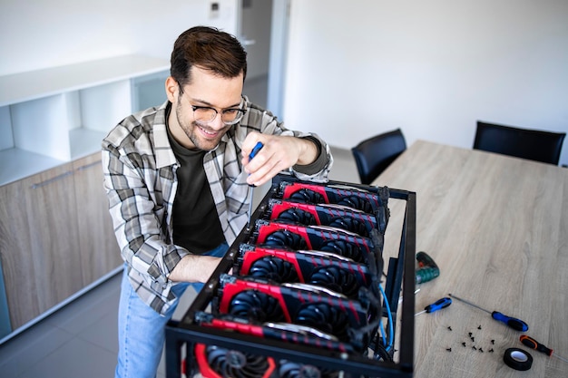 Foto de um jovem construindo uma mina de criptomoedas