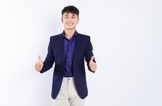 Foto de um jovem empresário asiático em fundo branco