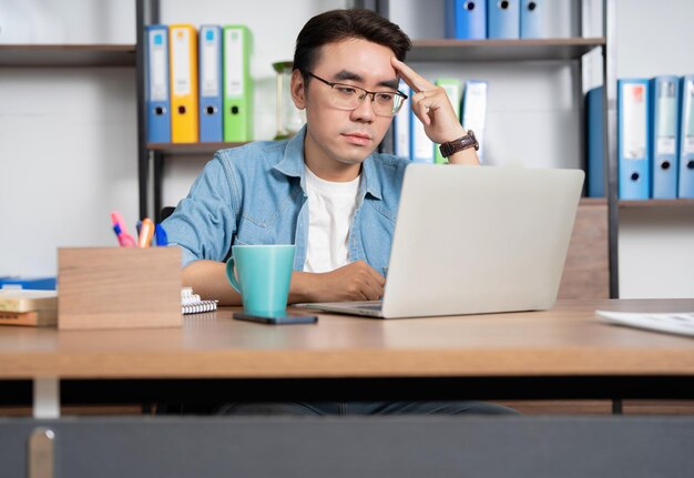 Foto de um jovem empresário asiático no escritório