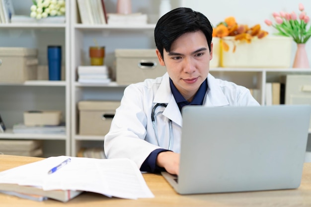 Foto de um jovem médico asiático trabalhando no escritório