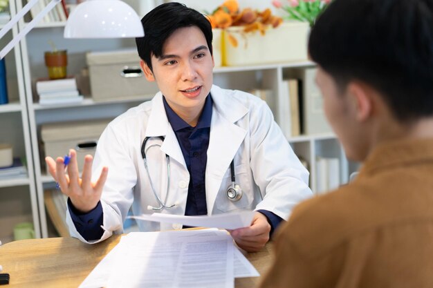 Foto de um jovem médico asiático trabalhando no escritório