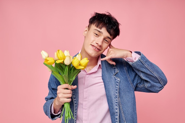 Foto de um jovem namorado romântico em uma jaqueta jeans com um buquê de flores um romance de presente Estilo de vida inalterado