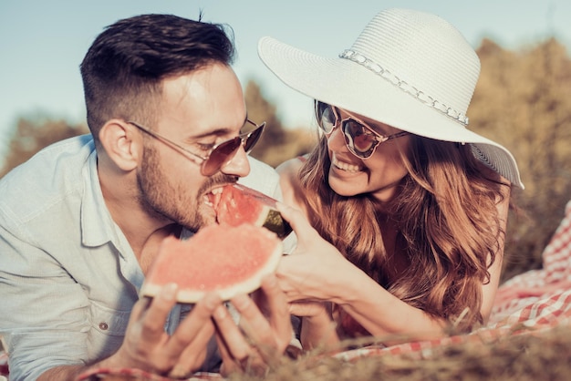 Foto de um lindo casal em um piquenique no parque