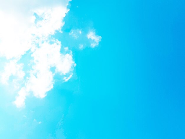 Foto foto de um lindo fundo de céu azul nublado.