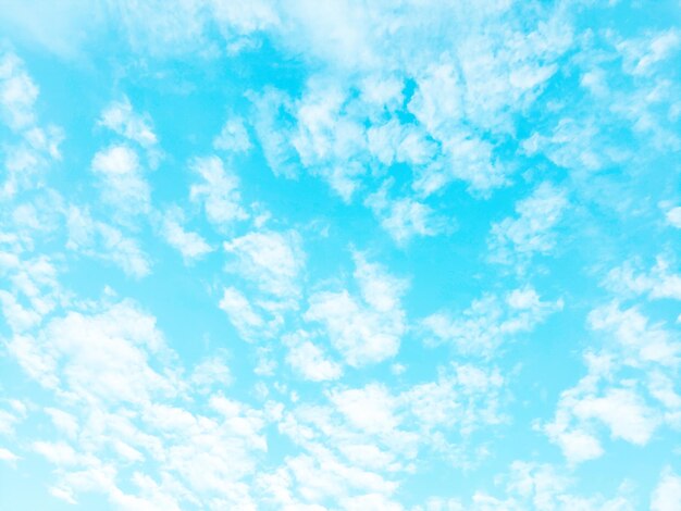 Foto foto de um lindo fundo de céu azul nublado.