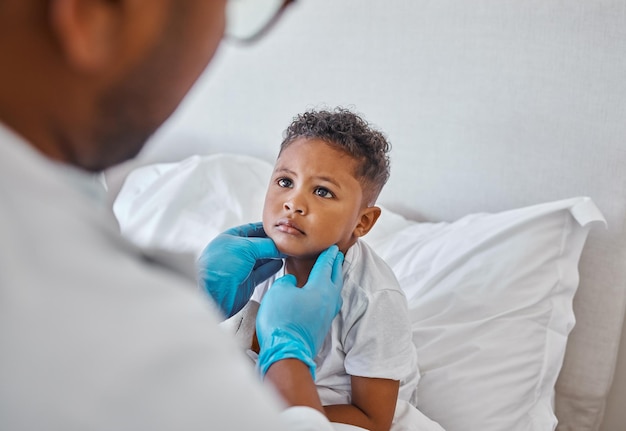 .. Foto de um médico visitando um menino em casa.