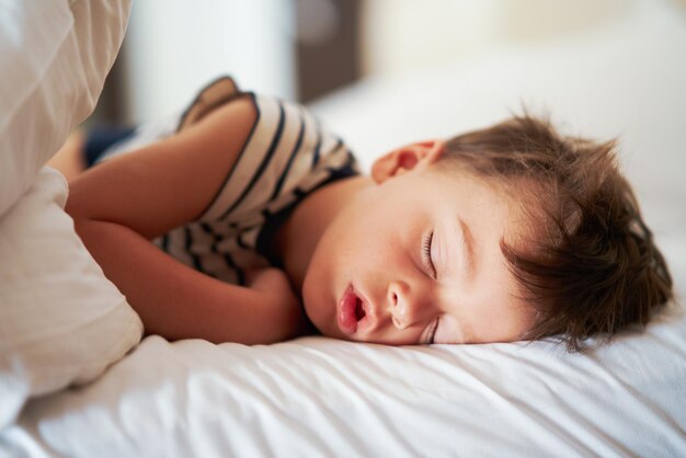 Foto de um menino cansado dormindo nos feriados