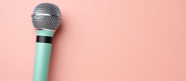 Foto de um microfone rosa em um fundo vibrante com espaço para cópia
