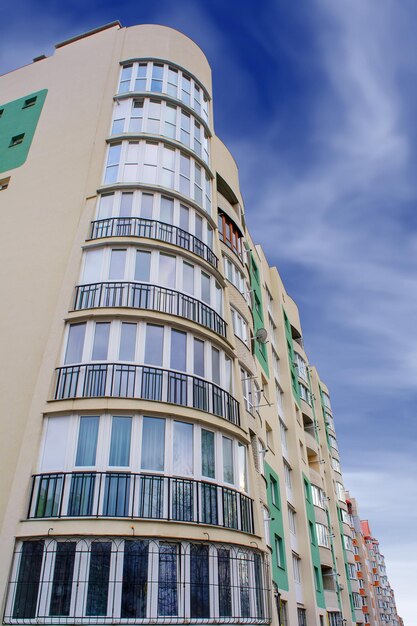 Foto foto de um moderno edifício de apartamentos verde-branco