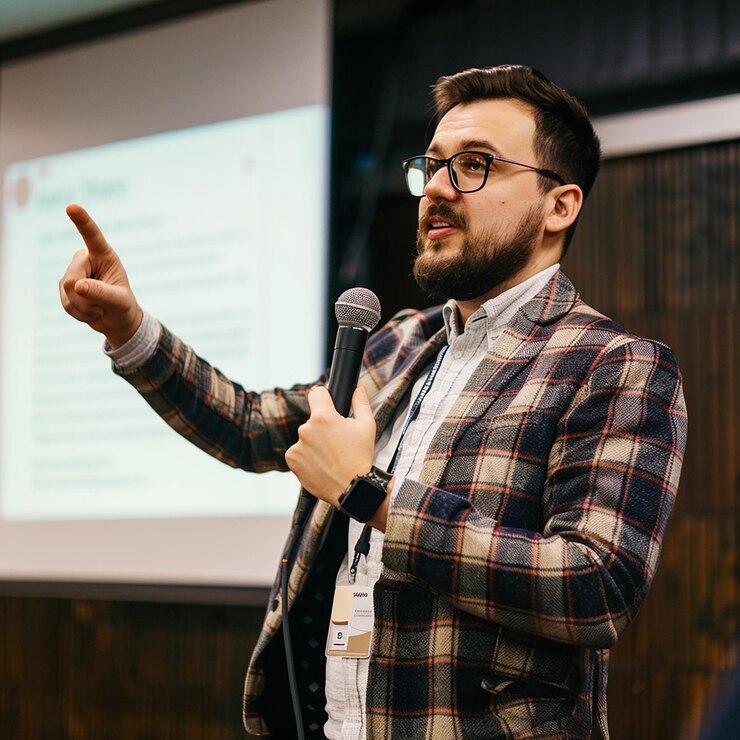 Foto foto de um orador em um seminário falando no microfone