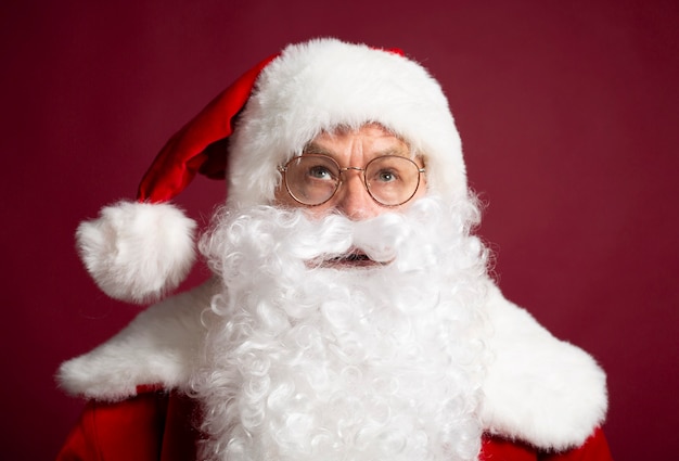 Foto de um Papai Noel sorridente e feliz posando