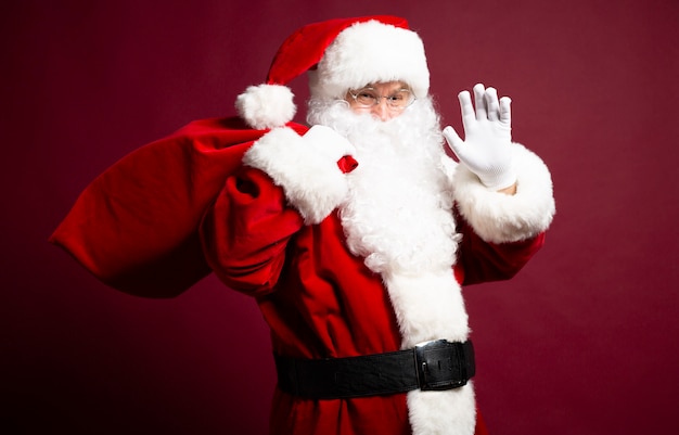 Foto de um Papai Noel sorridente e feliz posando