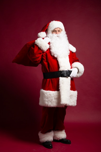 Foto de um Papai Noel sorridente e feliz posando