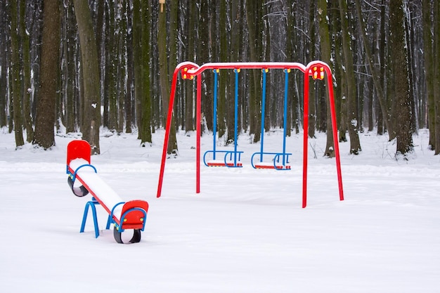 Foto de um parque infantil em um parque no inverno