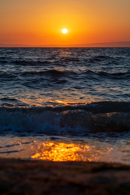 Foto de um pôr do sol do mar. Seascape. Pôr do sol no mar. O mar com ondas.